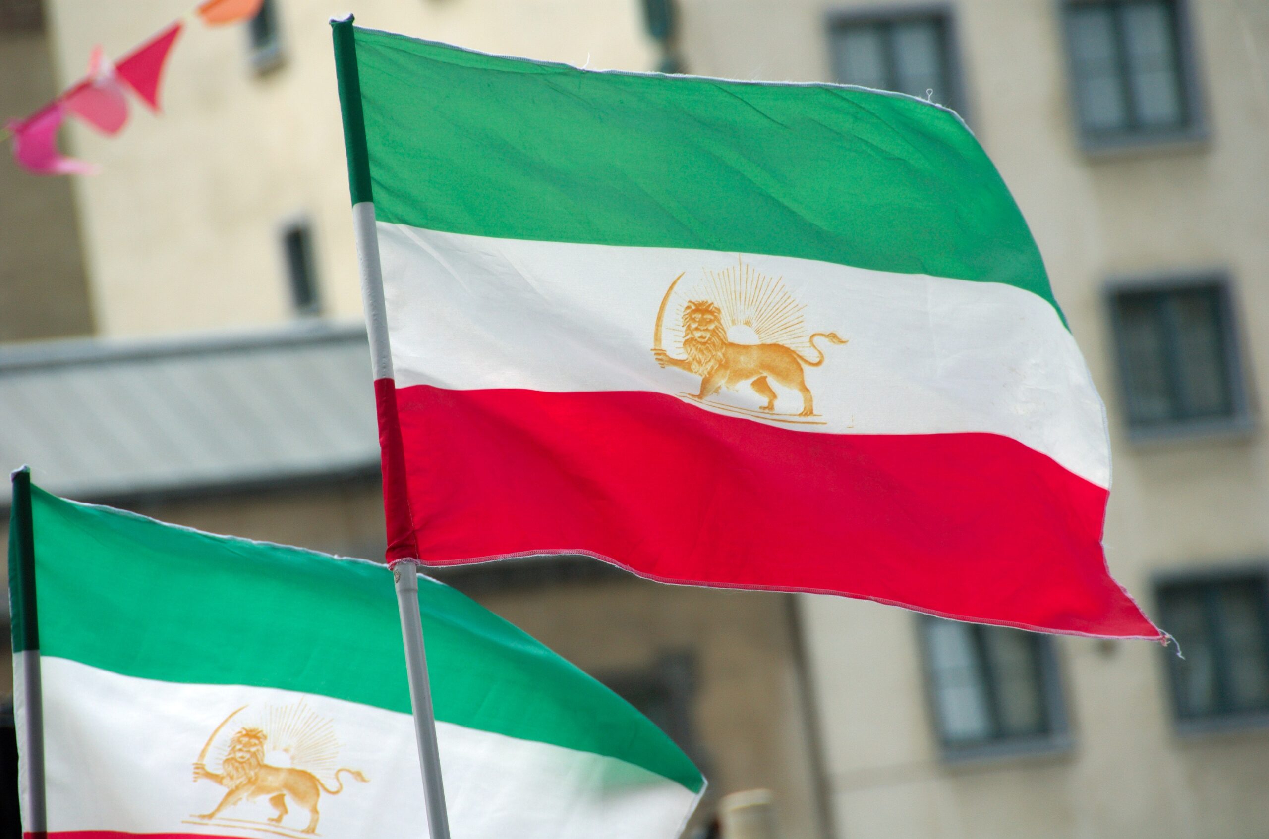 Iranian_flags_with_sun_and_lion